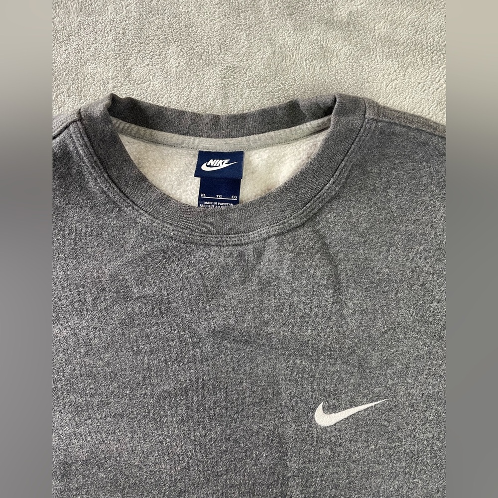 Nike Swoosh Grey Crewneck Sweatshirt Mens XL Embroidered Logo - Picture 3 of 14